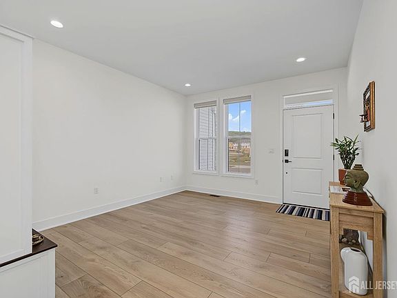 3rd image of 30 Cloverleaf Ln