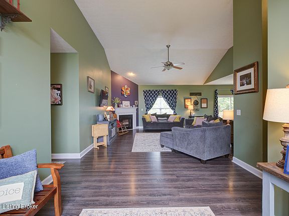 4th image of 202 Oak Tree Way