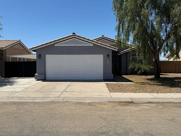 2454 E Saguaro Dr — Photo 1