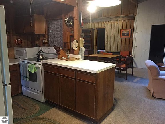 4th image of 558 Edwards Ave