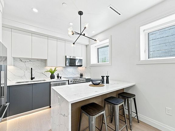 5th image of 6164 Granville St