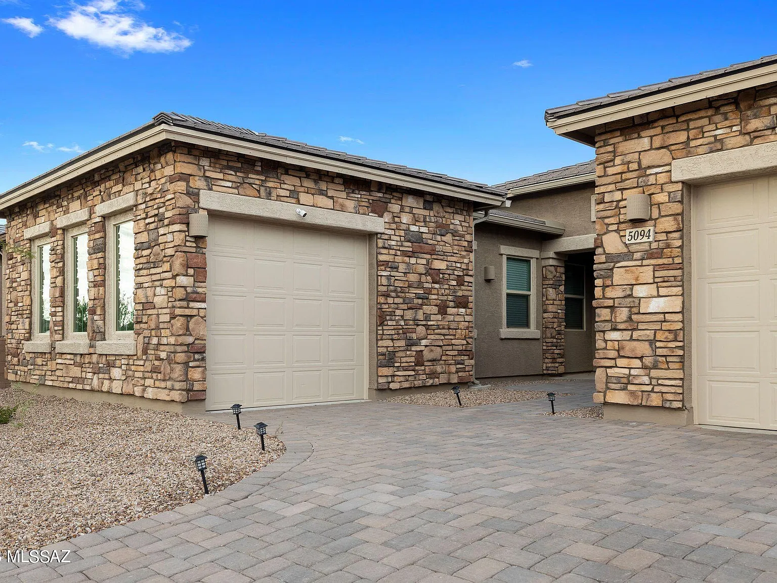 5 bed, 2856 sqft, $3,995 — Photo 2