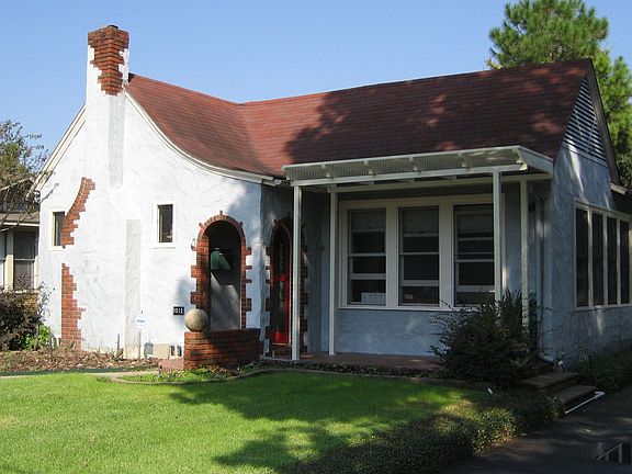 Front view with recent (2007) pergola