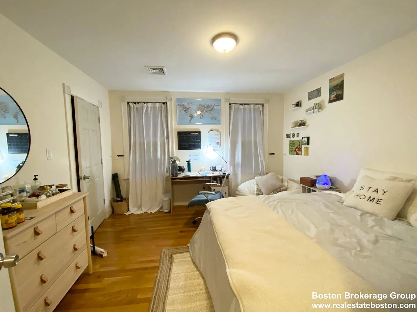 Super Renovated Apt Near NEU! Laundry in Unit, Spacious and Sunny! — Photo 4