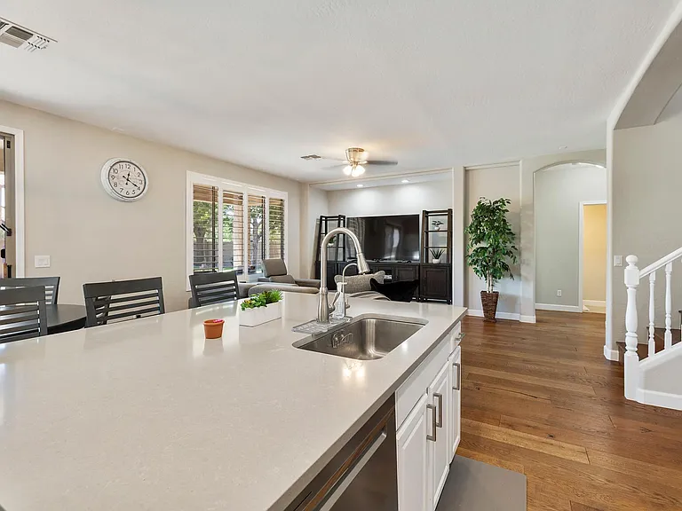 1425 E Morelos St — Photo 3