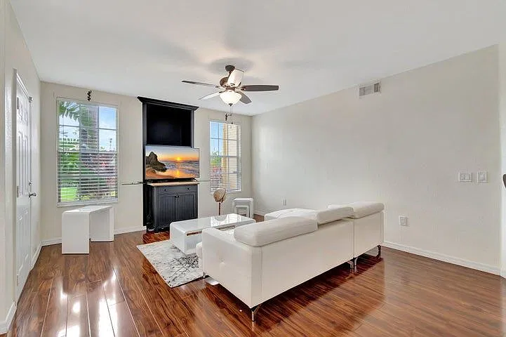 2 bed, 2.0 bath, 1304 sqft, $3,000 — Photo 2