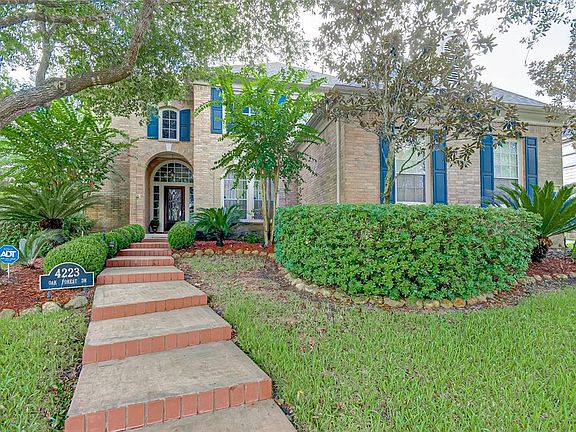 FRONT WALKWAY INVITES YOUR GUESTS IN.