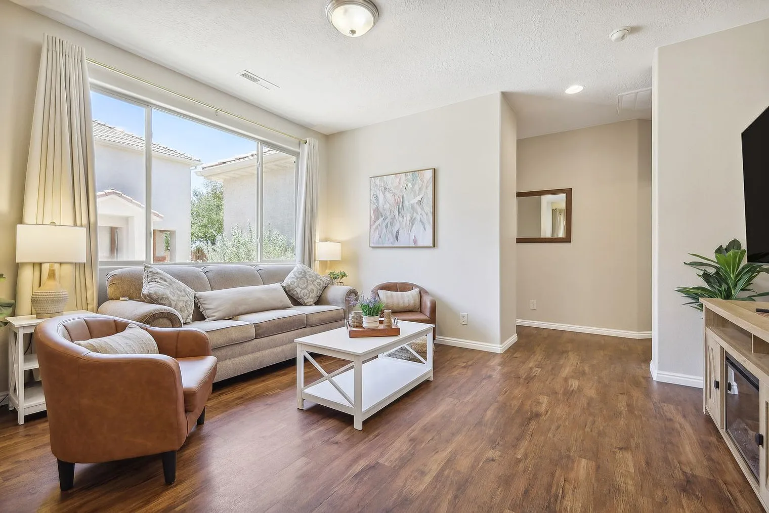 3 bed, 2.0 bath, 1119 sqft, $3,017 — Photo 2