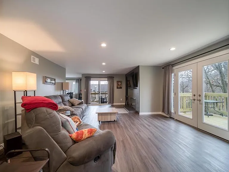 302 Heights Dr — Photo 4