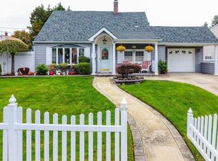 67 Swan Ln, Levittown, NY