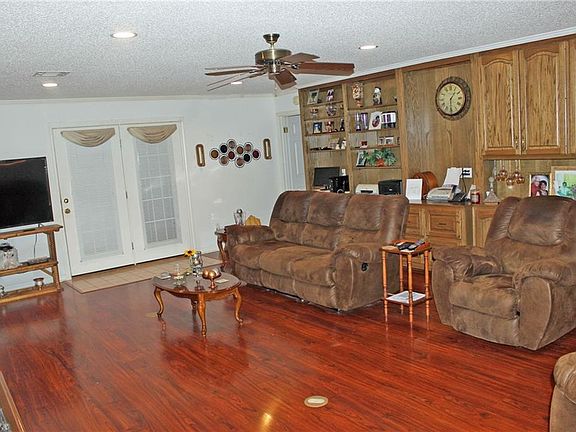 3rd image of 910 E Navarro Ave