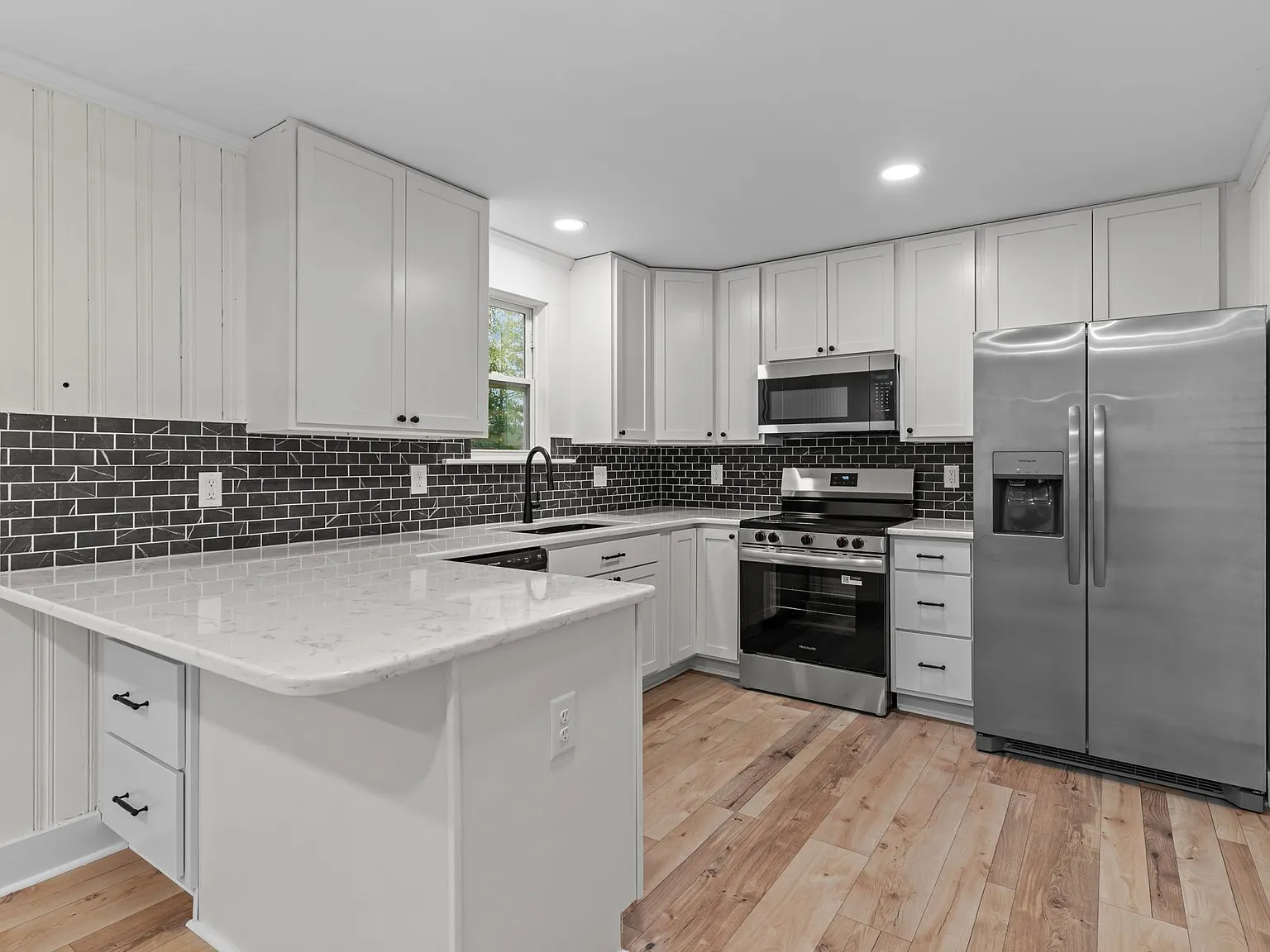 4 bed, 2.0 bath, 1678 sqft, $1,895 — Photo 3