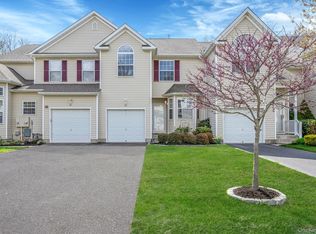 23 Cranberry Cir, Medford, NY 11763