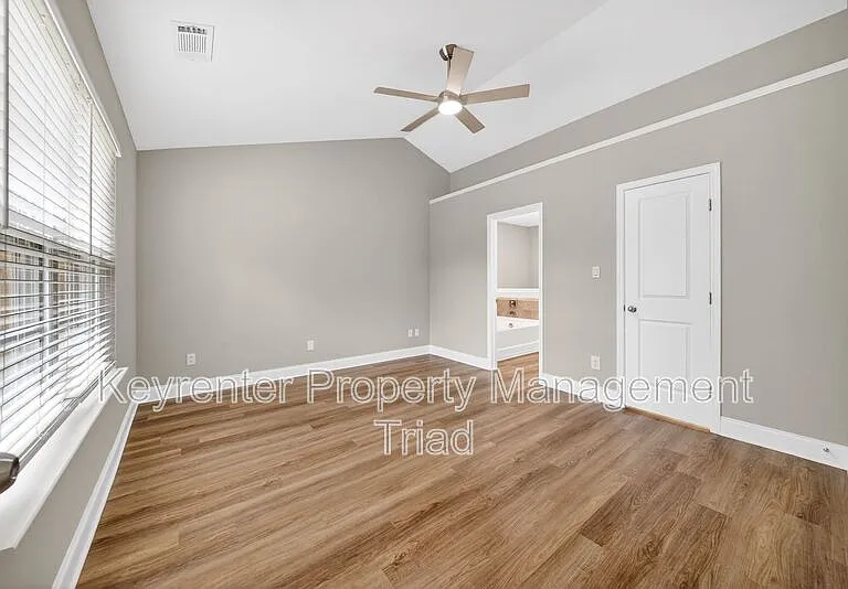 1153 Hawick Dr — Photo 15