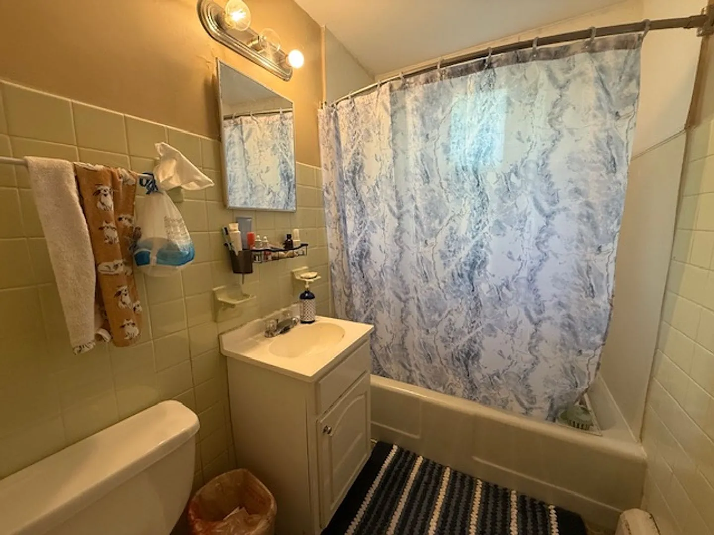 Urbana Apartment Near Downtown with Warm, Inviting Spaces — Photo 4
