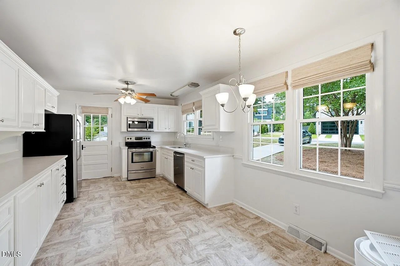 3 bed, 3.0 bath, 2301 sqft, $4,500 — Photo 4