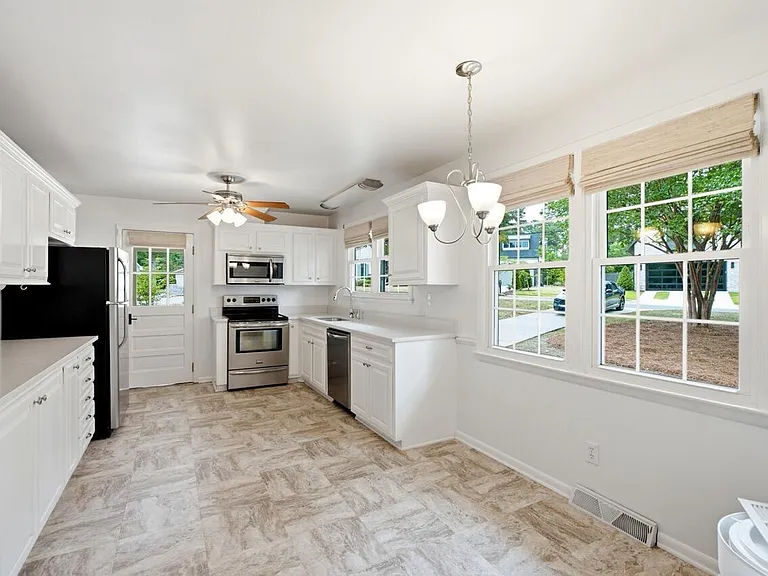 4901 Yadkin Dr — Photo 4