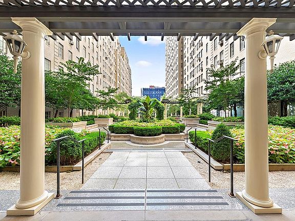5th image of 333 W 56th St APT 6J