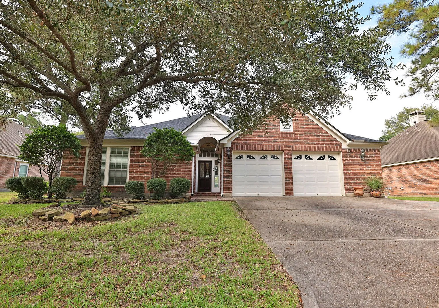 For Lease | 4 Bed, 2 Bath | 2,405 Sq Ft | Beautiful Home on the Golf Corse with a Pool — Photo 1