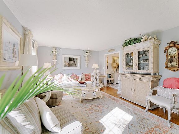 3rd image of 215 Valleywood Dr