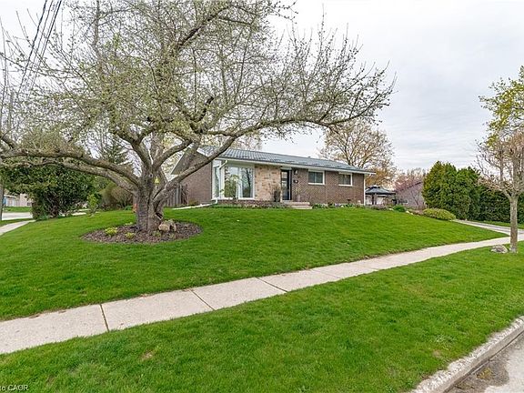 3rd image of 6 Eleanor Ct