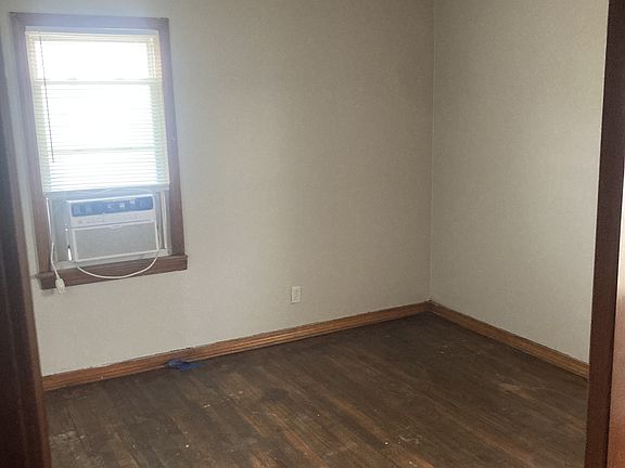4th image of 910 Bell Dr