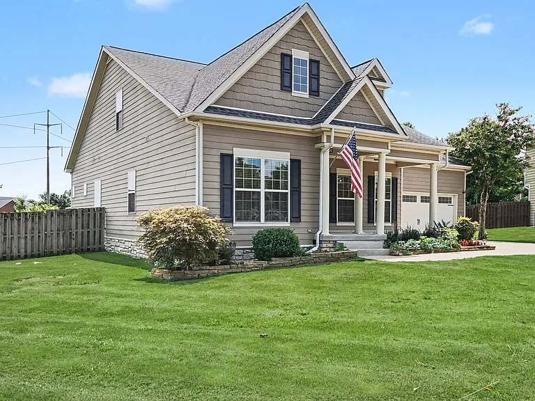 1046 Hemlock Dr — Photo 4