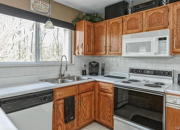 4th image of 4029 Cambridge Crossing Dr