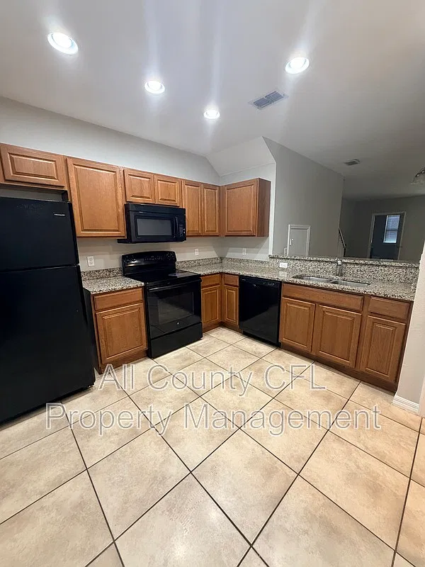 3 bed, 2.5 bath, 1800 sqft, $2,200 — Photo 3