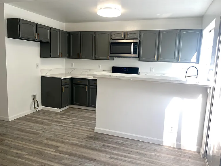10911 Bloomfield St — Photo 4