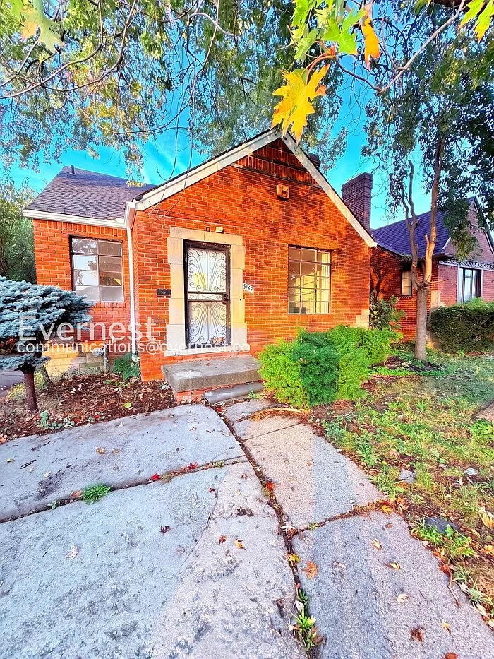 3 bed, 1.0 bath, 1109 sqft, $1,375 — Photo 1