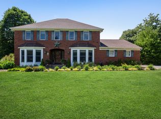 8 Crestview Ct, Bayport, NY 11705