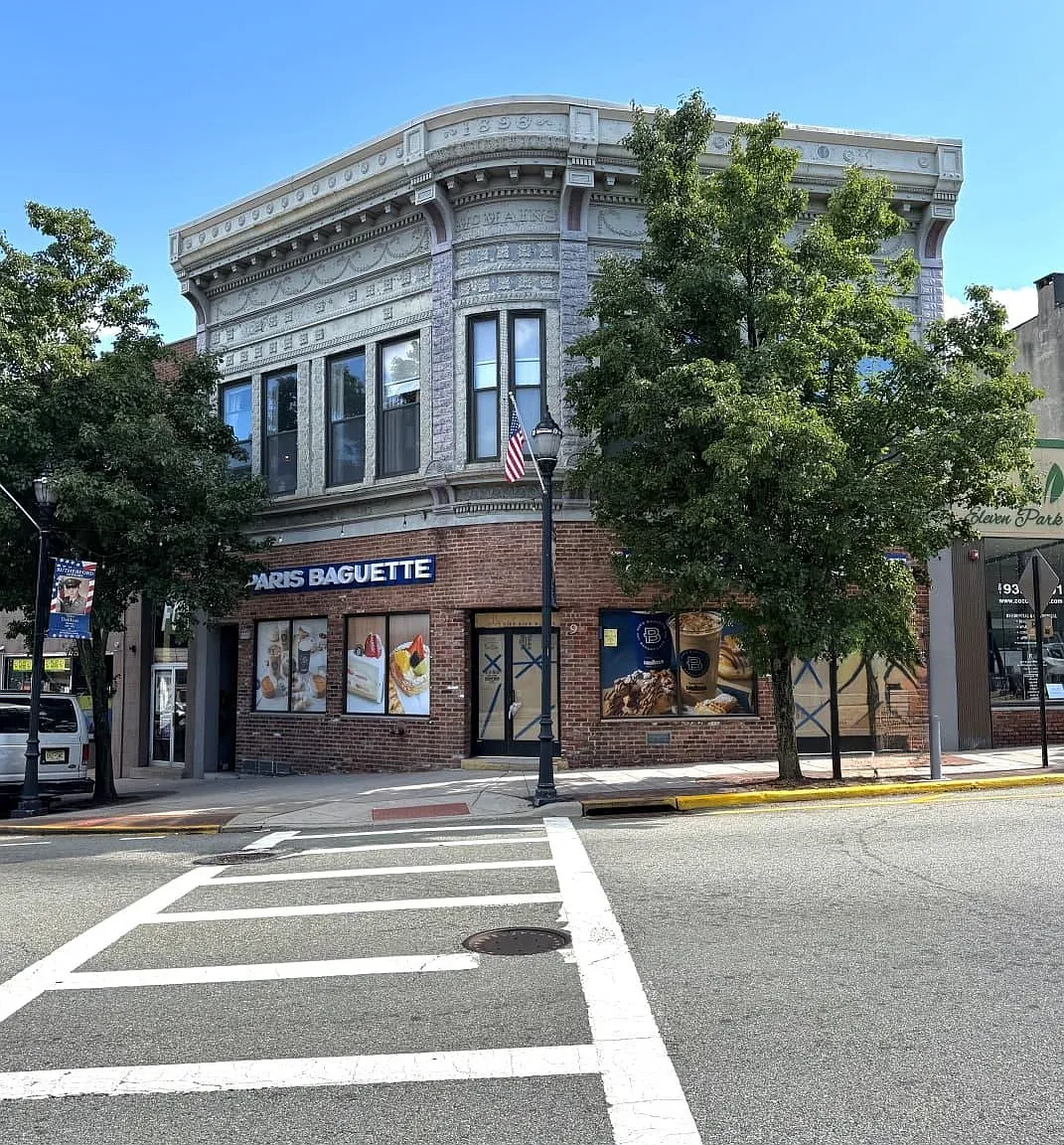 2 bed, 1.0 bath, $2,850 — Photo 1