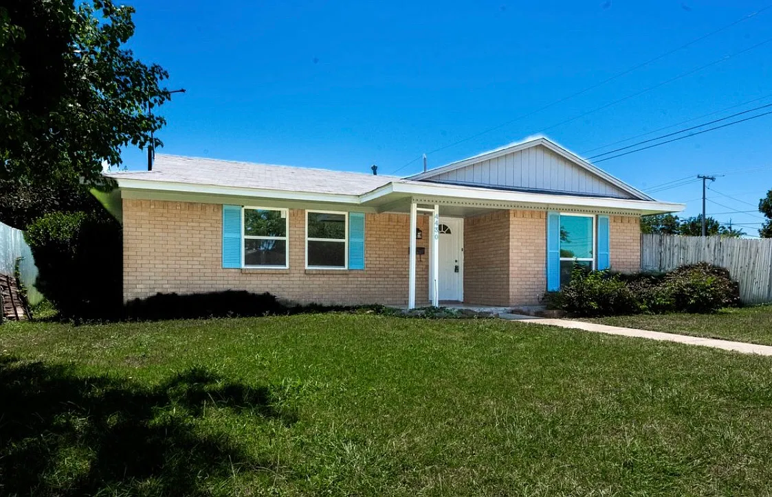 3 bed, 1220 sqft, $1,800 — Photo 2