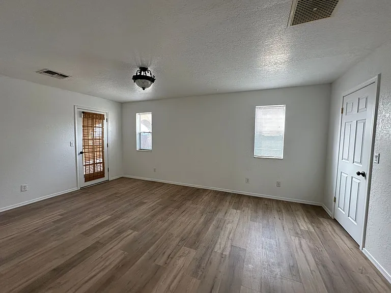 2987 Jamaica Blvd S — Photo 10