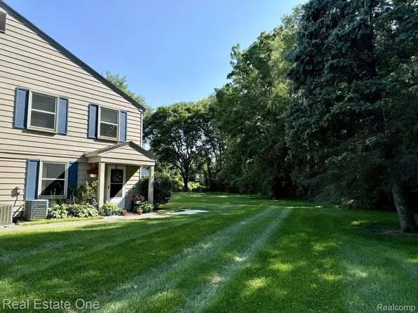 3143 Sunnyside Ct, Lake Orion, MI 48360