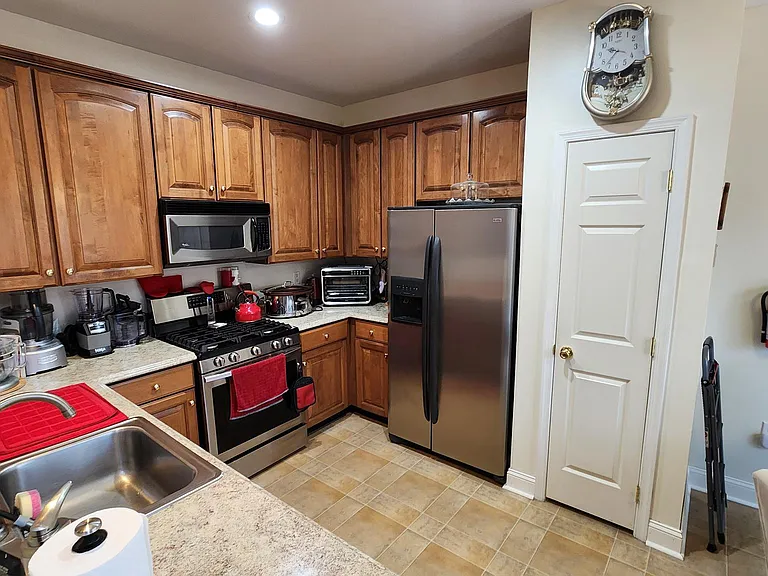 168 Pennsbury Ln — Photo 12