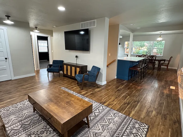 406 N Pacific St — Photo 5