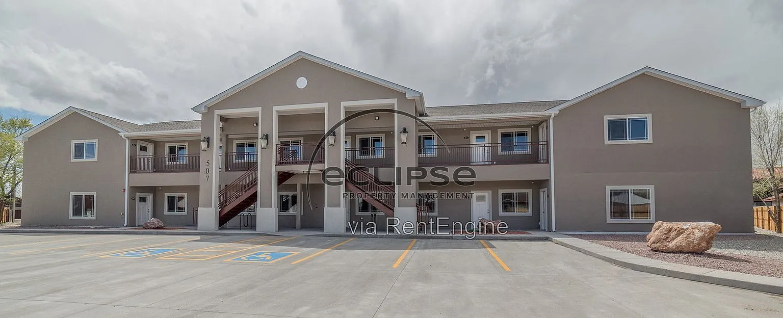 2 bed, 1.0 bath, 800 sqft, $1,300 — Photo 1