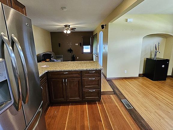 3rd image of 809 E Main St