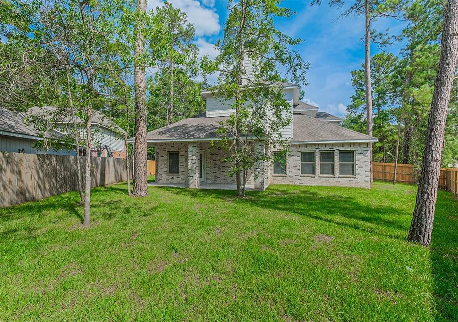 Spacious 4-Bed Home in The Woodlands Area 15 Lantana Trl — Photo 3