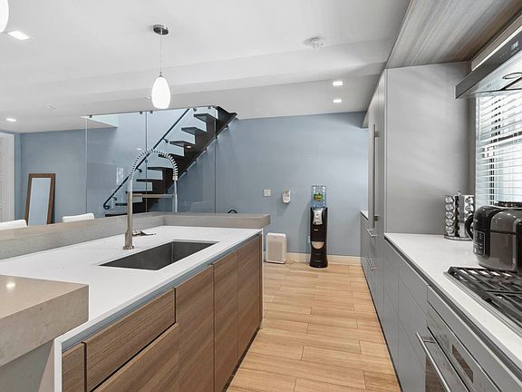 3rd image of 517 E 118th St #Townhouse H