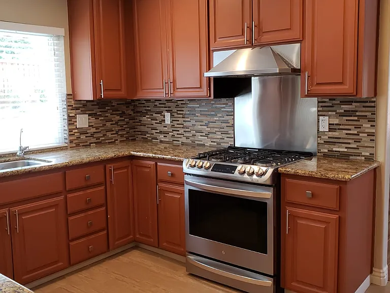 325 Goshen Ct — Photo 9