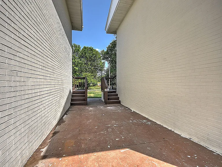 716 W G St — Photo 22