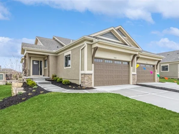 11428 S Waterford Dr, Olathe, KS 66061