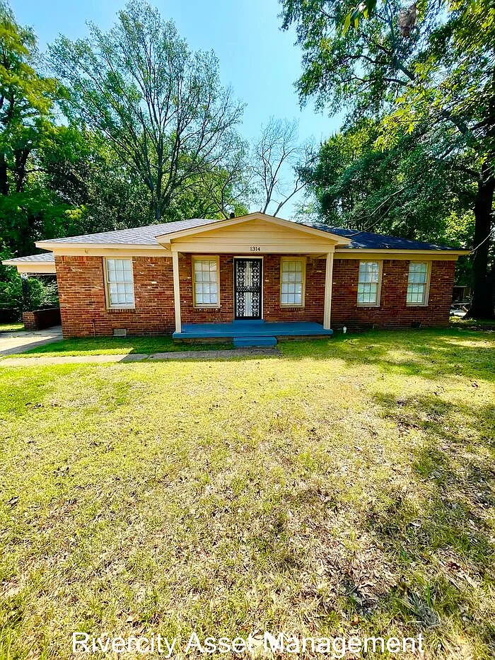 3 bed, 1.5 bath, 1400 sqft, $1,595 — Photo 1