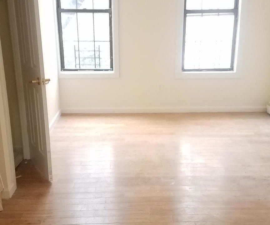 1st image of 2610 Creston Ave
