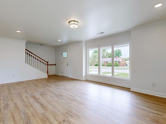 5th image of 358 Sheridan Dr