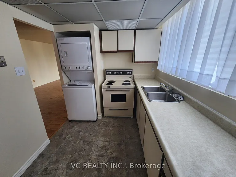 3700 Kaneff Cres #2305 — Photo 3