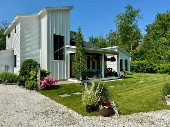 12 Wallace Street, Kennebunk, ME 04043